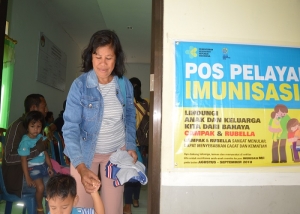 seorang ibu yang telah selesai mengantarkan anaknya menerima Imunisasi MR di Kantor Kecamatan Kota Radja