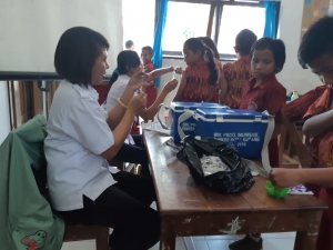 pemberian imunisasu MR du SDN Oetona